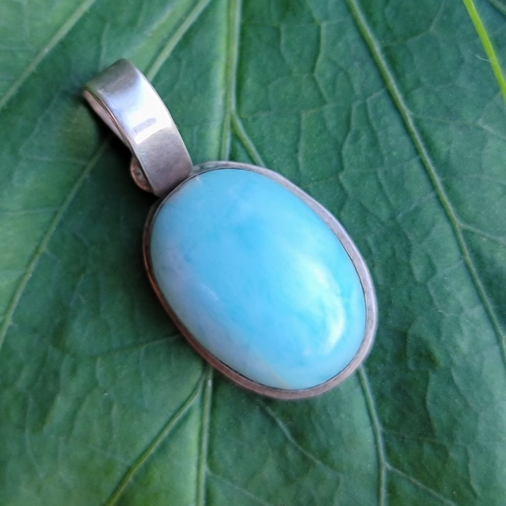 Stunning ocean blue Dominican Republic larimar oval 925 sterling silver pendant